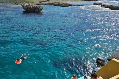 Navega por la costa de akamas en chipre, nada en la blue lagoon y disfruta de una barbacoa fresca a bordo. incluye bebidas, guía local y recogida fácil en el puerto de latchi.