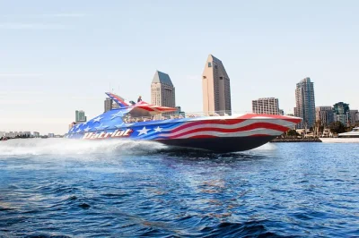 Vivi l’adrenalina di un giro in jet boat nella baia di san diego: skyline, viste su coronado, giri a 360°, vento salato. include poncho, sacchetti impermeabili e scorci sul lungomare.