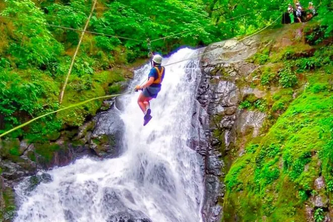 Ziplining Puntarenas: 18 cables over 11 waterfalls