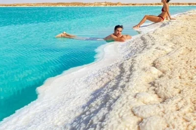 Descubra o encanto do oásis de siwa com mergulhos nos lagos salgados, ruínas do templo do oráculo, safari 4x4 pelo grande mar de areia e chá ao pôr do sol na ilha fatnas. inclui traslado e refei�