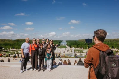 Erlebe versailles mit dem rad – picknick am markt, schlossbesuch, gärten, trianons und zugfahrt ab paris. kleine gruppen, lokaler guide, tickets inklusive.