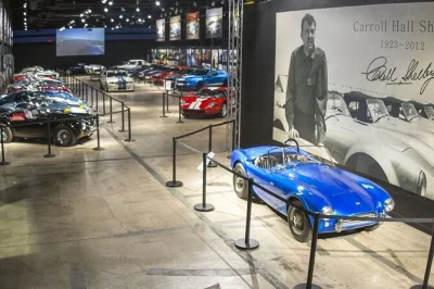 Siente la potencia de los muscle cars en las vegas con un tour guiado por shelby american, acceso a la fábrica y un momento único en la pared de firmas—con regalo incluido.