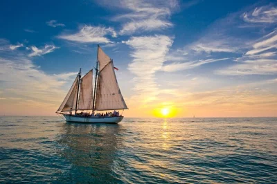 Curta o pôr do sol em key west a bordo de um schooner clássico, saboreie vinhos boutique ou drinks e aproveite petiscos do chef enquanto passa por mallory square. inclui bebidas e traslado.