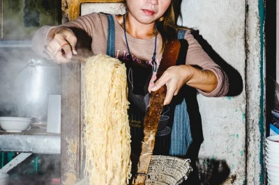 Bangkok, khlong-boot, tuk tuk & old siam märkte: Über 15 authentische gerichte probieren. kleine gruppe, alle verkostungen inklusive.