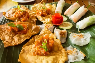 Step into hoi an’s lantern-lit streets with a night market food tour, tasting local specialties like banh mi and white rose dumplings, guided by a local expert.