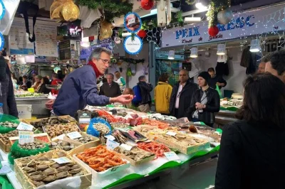 Descubra o bairro de gràcia em barcelona com um tour guiado, provando doces, visitando dois mercados e curtindo um almoço catalão cheio de histórias. inclui café da manhã, petiscos e guia.