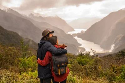 Erlebe doubtful sound bei einer tagestour ab manapouri. beobachte delfine, robben und seltene pinguine mit einem lokalen guide. inklusive live-kommentar und bootsfahrt.