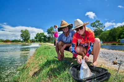 Prova a pescare il barramundi vicino a port douglas con guide locali, attrezzatura inclusa e assapora il pesce fresco sul posto. lezione di pesca inclusa.