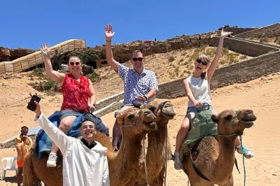 Descubra tânger em um tour privado de dia inteiro—passeie pela kasbah, ande de camelo à beira do atlântico, tome chá de hortelã e explore as grutas de hércules. transporte incluso.