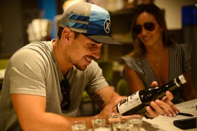 Erlebe kyotos fushimi bezirk bei einer sake-tour mit zertifiziertem sommelier, inkl. verkostung, lokalen snacks und privatem raum. kleine gruppen, früh buchen.