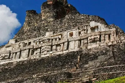 Ruines mayas de Xunantunich et tubing dans la grotte St. Herman