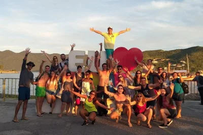 Nagez dans des eaux turquoise, montez les escaliers d’atalaia et partagez des histoires avec les locaux lors de cette excursion à arraial do cabo depuis rio. comprend balade en bateau, déjeuner et
