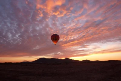 Survolez le désert de sonora près de phoenix, admirez camelback mountain au coucher du soleil et savourez un toast au champagne. transfert et plateau gourmet de fruits et fromages inclus.