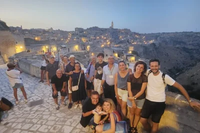 Descubre los sassi de matera con un guía local, visita una iglesia rupestre con frescos y recorre una antigua casa cueva—entrada incluida, no recomendado para cochecitos.
