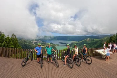 Descubre sete cidades en e-bike, recorriendo el borde del volcán, bajando a los lagos azul y verde, explorando el pueblo con guía local y todo el equipo incluido.