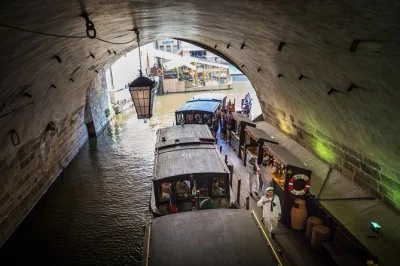 Explore a charmosa cidade velha de praga, navegue pelo canal do diabo e descubra o castelo de praga com um guia local—inclui petiscos, passeio de barco e os principais pontos turísticos.