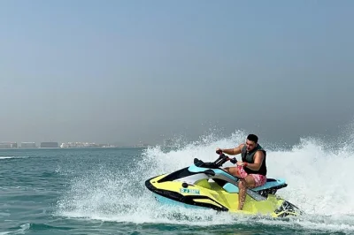 Découvrez dubai en jet ski, en passant devant le burj al arab, atlantis et la skyline. moniteur, équipement de sécurité et pauses photos inclus. réservez pour deux par jet ski.