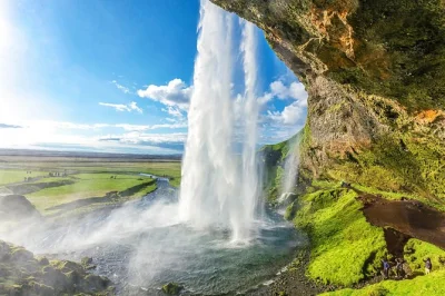 Découvrez la puissance de skógafoss, marchez derrière seljalandsfoss et sentez le sable noir de reynisfjara lors d’une excursion en petit groupe au départ de reykjavik avec prise en charge à l