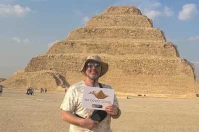 Explore as pirâmides de gizé, as tumbas antigas de saqqara e as estátuas gigantes de mênfis em um passeio privativo de um dia com traslado e almoço incluídos.