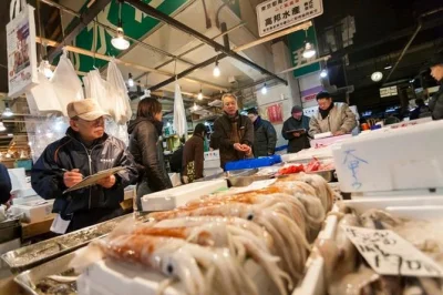Découvrez les marchés aux poissons de tsukiji et toyosu à tokyo, dégustez des fruits de mer frais et baladez-vous avec un guide local. prise en charge à pied et horaires flexibles inclus.