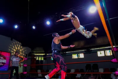 Vivi l’energia della lucha libre a città del messico senza code, con margarita di benvenuto e l’atmosfera autentica del pubblico locale. ingresso facile e adatto a tutte le età.