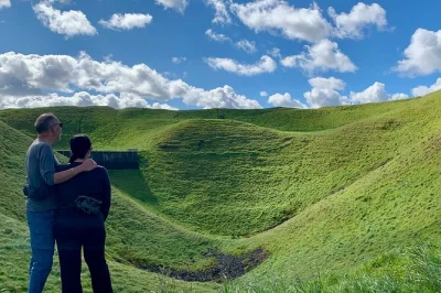 Descubra a história da terra sob seus pés em um tour de meio dia pelos vulcões de auckland, com trilhas ao topo, histórias maori e vistas incríveis da cidade. inclui transporte e guia local.