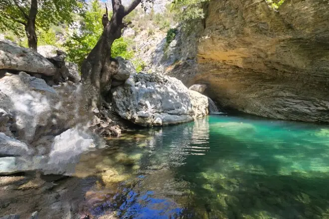 Randonnée aquatique à la cascade de Manikia : Baignade en bassins naturels