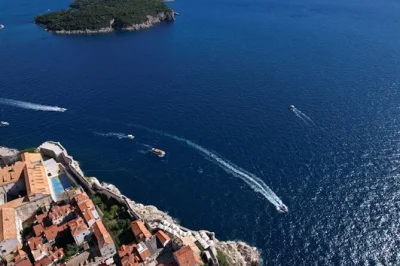 Siente la brisa del adriático en un paseo panorámico por dubrovnik—murallas, isla de lokrum, fuerte lovrijenac. incluye patrón local y recorrido en barco de 45 minutos.