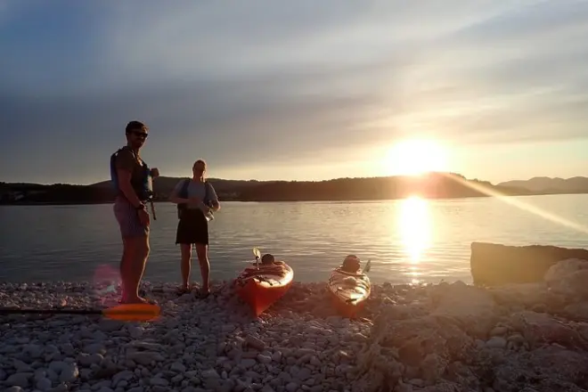Kayaking Lumbarda at sunset: Wine and pastries