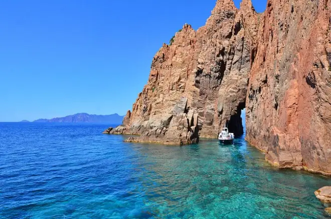 Calanques de Piana desde Cargèse en barco: Cuevas de granito rojo