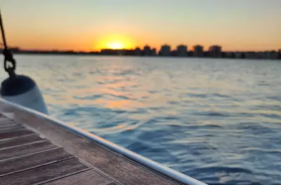 Vela al tramonto e nuoto a Torrevieja: Crociera in yacht di 2 ore