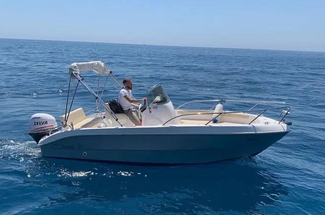 Aluguel de barco particular na costa de Amalfi: 7 horas, sem necessidade de licença