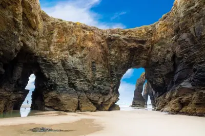 Playa de las Catedrals tour: Coastal cliffs and fishing villages