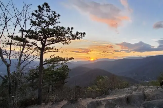 Caminata al atardecer en Asheville con guía y linternas frontales