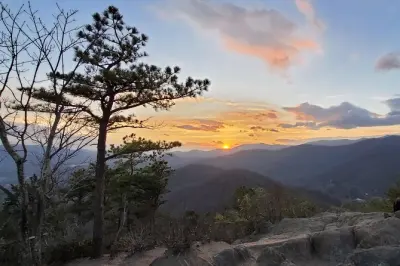 Caminhada ao pôr do sol em Asheville: Pico privado com lanterna
