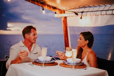 Aruba, karibik: genieße ein 4-gänge-menü vom chef an bord einer eleganten dinner-kreuzfahrt mit live-musik, premium-bar und traumhaftem sonnenuntergang.