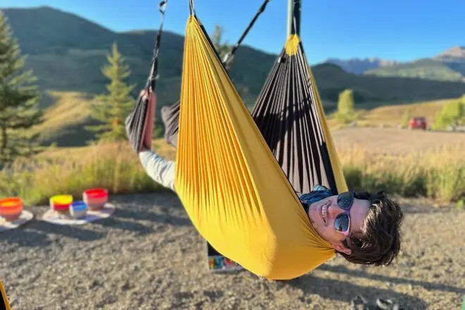 Yoga in amaca a Crested Butte: Allungamenti e suoni curativi