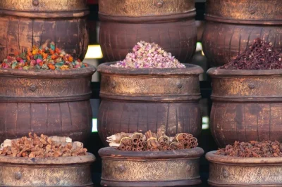 Découvrez le désert marocain, les kasbahs et la médina de marrakech lors d’une visite privée de 7 jours. comprend balade à dos de chameau, sites unesco et immersion culturelle. réservez votre 