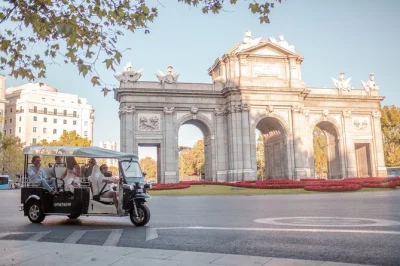 Découvrez madrid entre ruelles anciennes et grands boulevards en tuk tuk écolo privé. visitez le palais royal, le temple de debod et bien plus, avec prise en charge incluse.