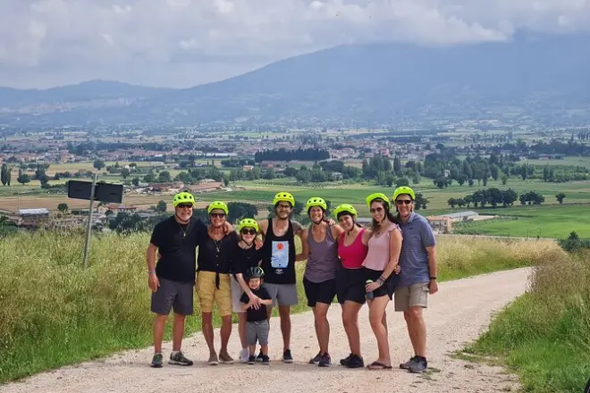 E-Bike Tour near Assisi: Wine Tasting & Winery Lunch