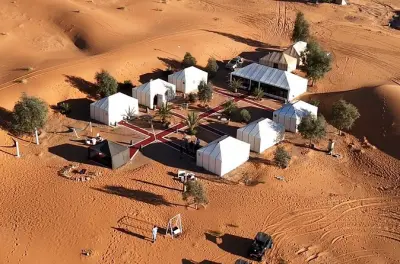 Kamelritt und Nacht im Wüstencamp Merzouga bei Sonnenuntergang