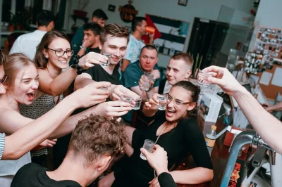 Vivi la notte a kraków partendo da rynek główny con un’ora di open bar, guide locali, giochi alcolici e ingresso senza fila nei club. tutte le bevande incluse e fotografo professionista.