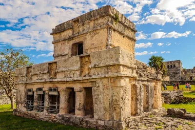 Sinta a brisa do mar nas ruínas à beira do penhasco em tulum, nade em um cenote escondido e explore trilhas na selva — tour privado com guia, lanches e transporte ida e volta.