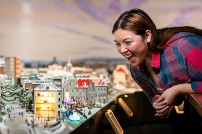 Erlebe kanadas berühmte sehenswürdigkeiten im miniaturformat bei little canada toronto. entdecke winzige städte, bewegte züge und genieße barrierefreien zugang mit deinem ticket.