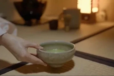 Erlebe eine private teezeremonie mit bio-matcha und sake-verkostung in einem 300 jahre alten samurai-haus in kyoto – inklusive exklusiver nutzung und lokalem guide.