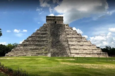 Scopri le antiche rovine di chichen itza, tuffati nel cenote ik kil e gusta i sapori dello yucatán con pranzo incluso—escursione deluxe da cancun o playa del carmen con trasferimento incluso.