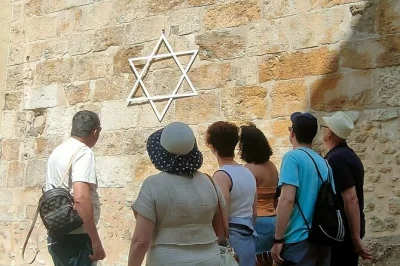 Scopri le storie secolari degli ebrei sefarditi tra le colline di lisbona, le vie tortuose di alfama e i musei nascosti. include pickup in hotel e biglietti d’ingresso.