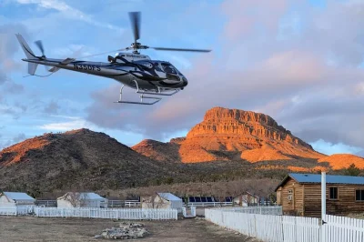 Vuela en helicóptero desde las vegas sobre la presa hoover y el río colorado, aterriza en un rancho estilo vaquero para almorzar y regresa sobre el strip. incluye recogida en hotel.