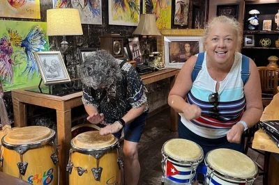 Erlebe miami’s little havana bei einer kleinen gruppenführung mit kubanischem kaffee, pastelitos, lokaler kunst und besuch einer zigarrenfabrik. snacks & guide inklusive.