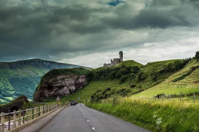 Sinta o vento selvagem do atlântico norte no giant’s causeway, atravesse pontes suspensas nas falésias e explore ruínas de castelos neste passeio pela irlanda do norte com pickup flexível.